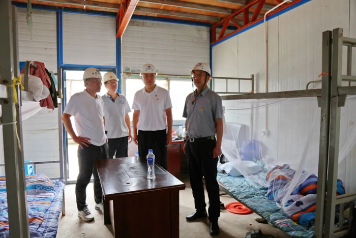 向高溫濕熱下奮戰(zhàn)在一線(xiàn)的公司廣大職工道一聲“你們辛苦了”(圖3)